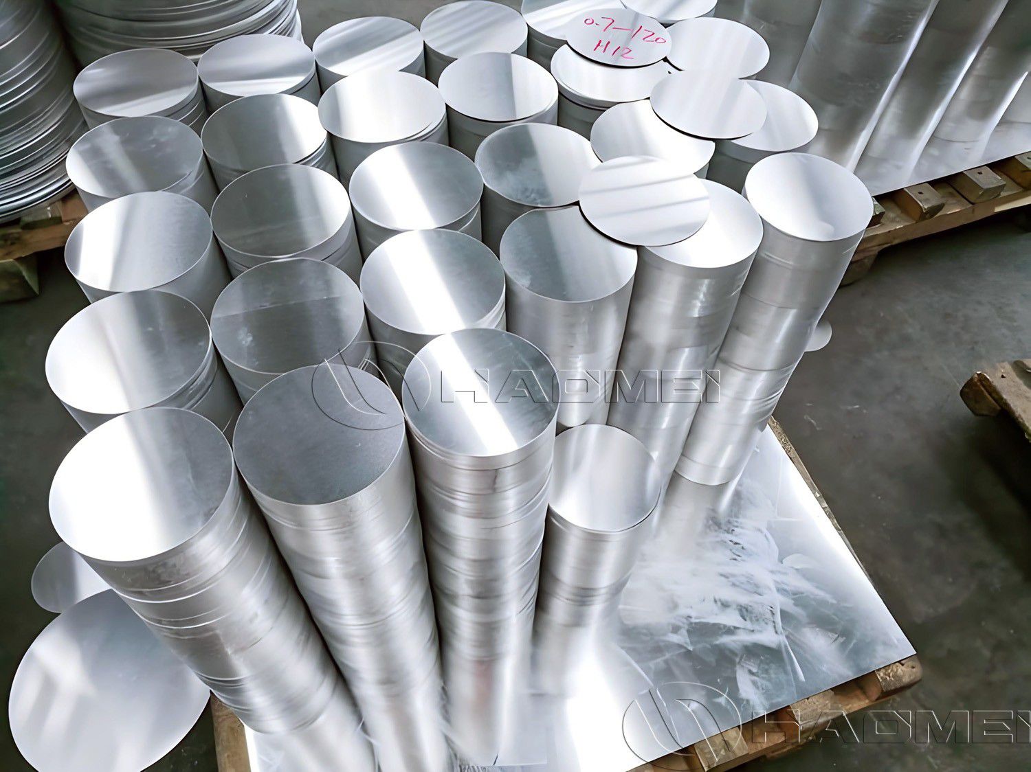 Hot-rolled aluminum circle discs.jpg
